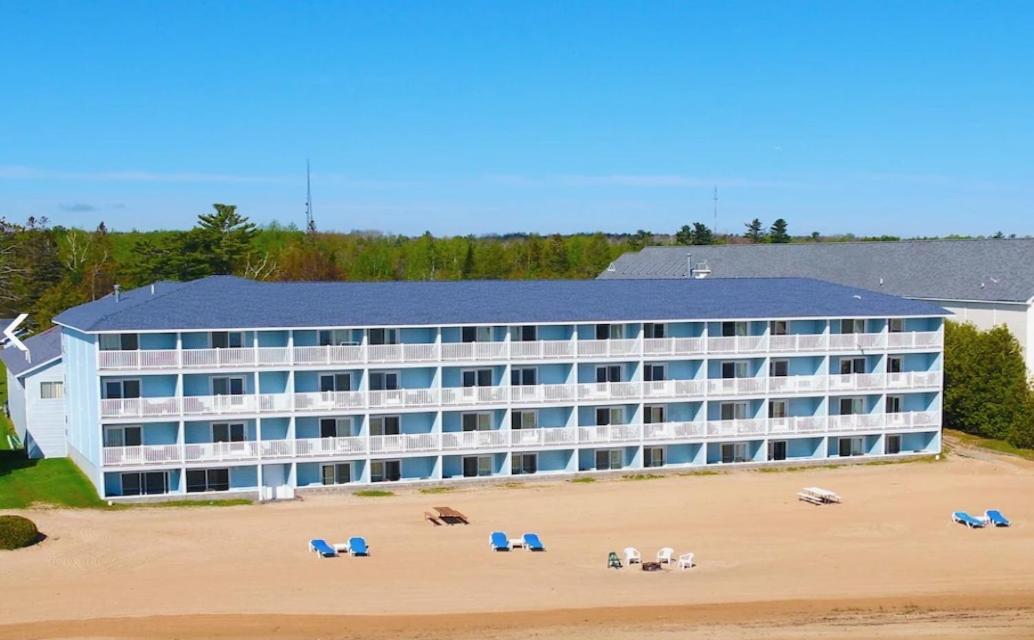 Grand Mackinaw Beachfront And Waterpark Mackinaw City Εξωτερικό φωτογραφία